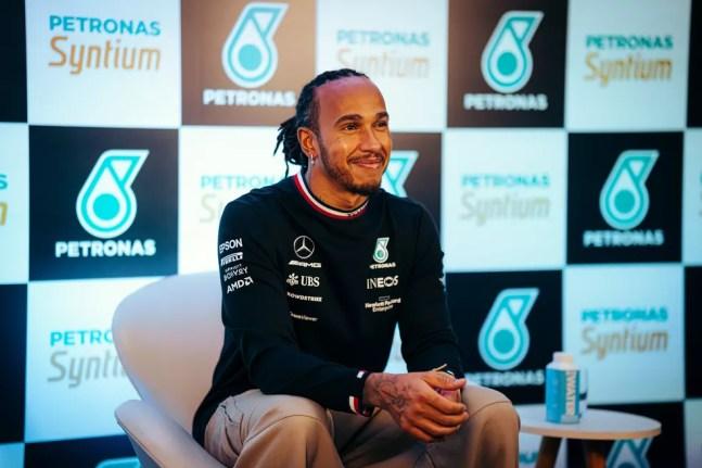 Lewis Hamilton sorri em coletiva antes do GP de São Paulo — Foto: Divulgação/Marcelo Oliveira