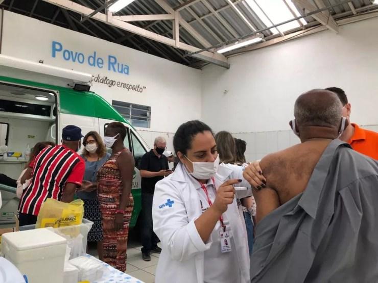 Vacinação de idosos em situação de rua em SP — Foto: Paula Paiva Paulo/G1