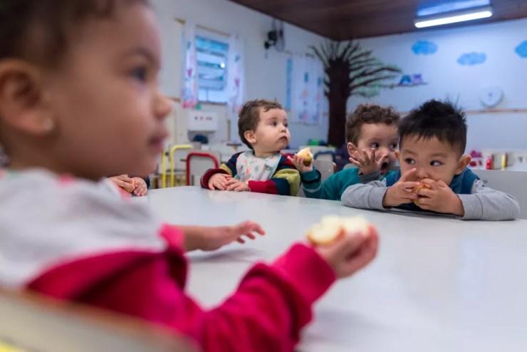 Creches deixaram de ser vistas como locais com foco somente nos cuidados básicos. Na foto, bebês da CEI Indianópolis tomam café da manhã. — Foto: Marcelo Brandt/G1