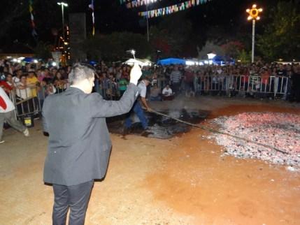 Travessia descalço em braseiro é atração da tradicional festa de São João em Bocaina (Foto: Antônio Carlos/Bocaina Informa)