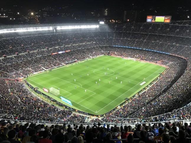 "El Clásico" entre Barcelona e Real Madrid voltará a ter 100% do público liberado no Camp Nou — Foto: Getty Images