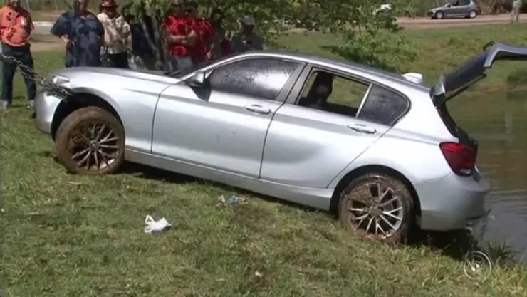 BMW que caiu em lago foi retirada com guincho (Foto: Reprodução/TV TEM)