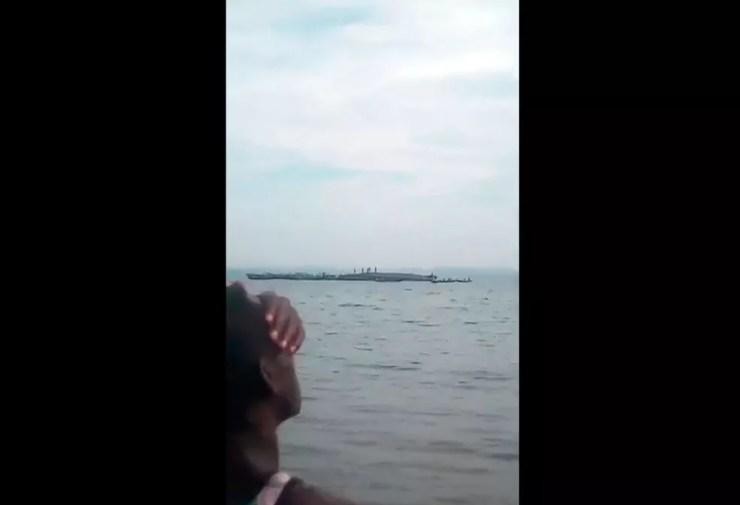 Uma pessoa observa nesta sexta-feira (21) as buscas por sobreviventes de naufrágio de balsa no Lago Vitória, na Tanzânia — Foto: Mteule Gosberth Kahangile via AP