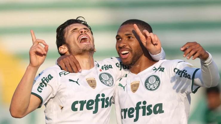 Raphael Veiga e Wesley comemoram o gol do Palmeiras contra a Chapecoense — Foto: Cesar Greco / Ag. Palmeiras