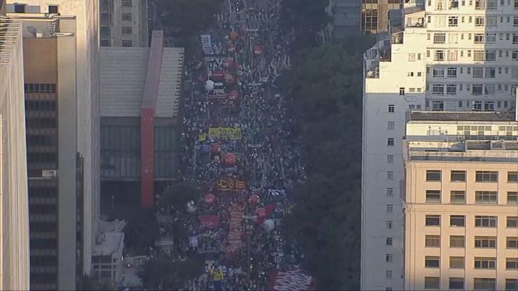 Protesto contra o governo Bolsonaro na Avenida Paulista, em São Paulo, neste sábado (24) — Foto: Reprodução/TV Globo