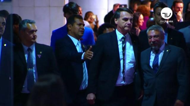 O presidente eleito, Jair Bolsonaro, chegou ao Congresso acompanhado por escolta policial — Foto: Reprodução/TV Câmara