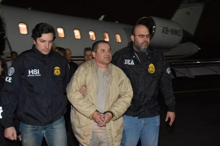 Imagem de arquivo mostra traficante mexicano 'El Chapo' escoltado no aeroporto de Long Island, nos EUA, após ter sido deportado  — Foto: Reuters