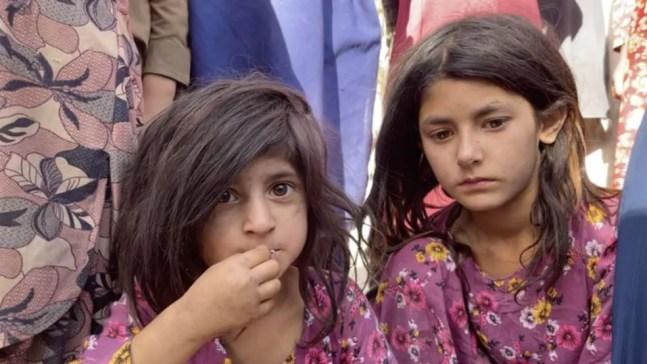 Duas filhas de Asadullah, que junto com sua esposa, tiveram que dormir na rua quando chegaram a Cabul — Foto: BBC