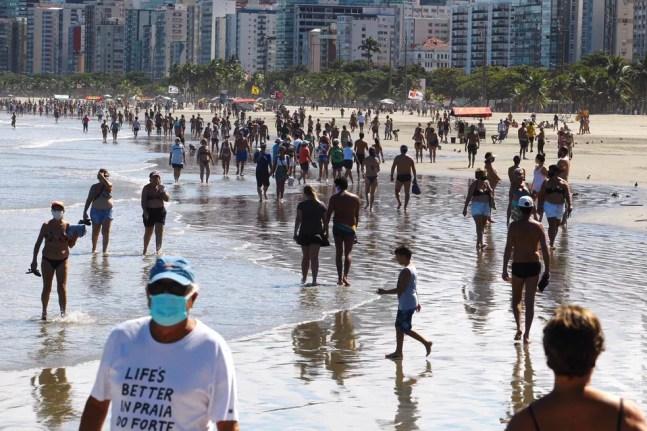 Praias têm movimento intenso em Santos, SP, em sábado de sol — Foto: Matheus Tagé/Jornal A Tribuna