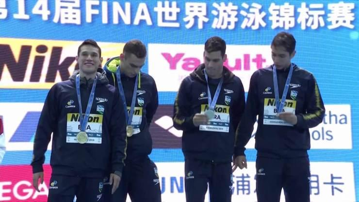 Brasil recebe a medalha de ouro do revezamento 4x200m livre no Mundial de piscina curta
