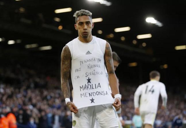 Raphinha homenageia Marília Mendonça em jogo do Leeds — Foto: REUTERS