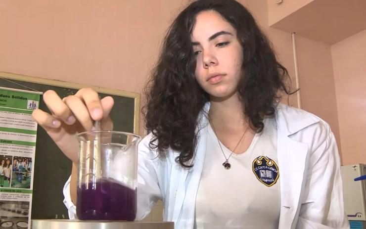 A aluna Maria Pennachin, de 16 anos, desenvolveu o biocanudo no laboratório do Colégio Estadual Culto à Ciência, em Campinas (SP). — Foto: Reprodução/EPTV