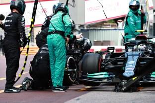 O problema na porca dianteira direita no pit stop de Valtteri Bottas no GP de Mônaco — Foto: Mark Thompson/Getty Images