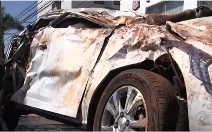 Carro em que jovens estavam ficou destruído (Foto: Reprodução/TV TEM)
