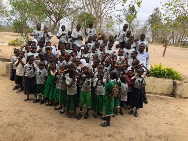 Crianças cercam Clayton em vilarejo africano — Foto: Arquivo pessoal