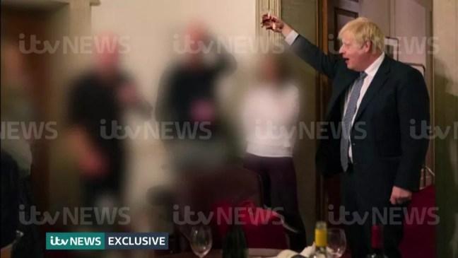 Imagens mostram o primeiro-ministro do Reino Unido, Boris Johnson, sem máscara, em festa no gabinete do governo durante o lockdown da Covid-19 em Londres — Foto: ITV News via Reuters