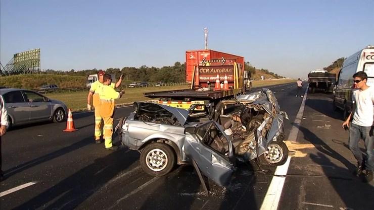 Carro ficou destruído após acidente na rodovia dos Bandeirantes, em Jundiaí (Foto: Reprodução/TV TEM)