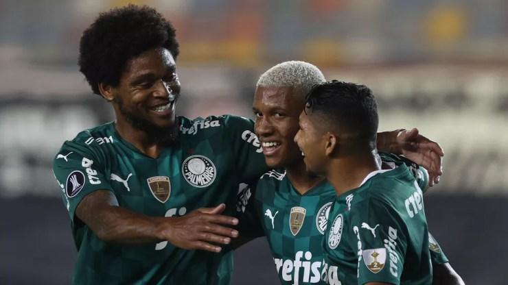 Rony e Luiz Adriano comemoram gol de Danilo contra o Universitario — Foto: Cesar Greco / Ag. Palmeiras