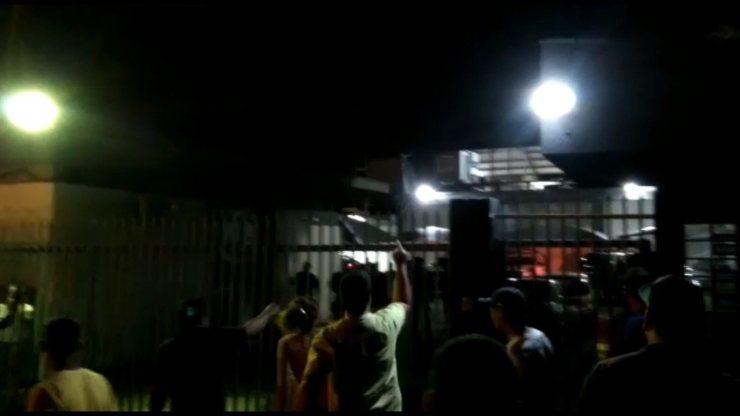 Grupo faz protesto em frente à delegacia de Umuarama após prisão de suspeito
