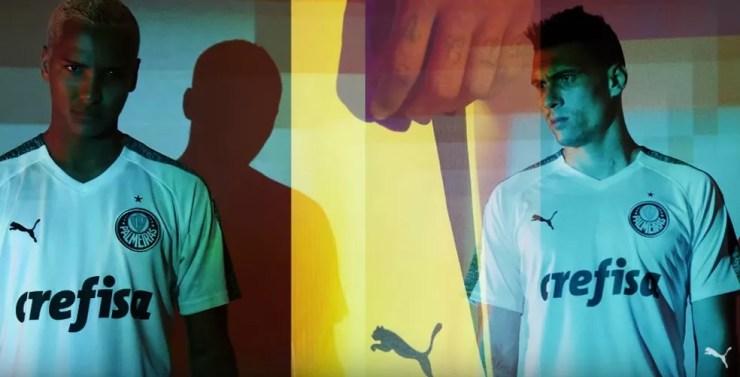 Deyverson e Moisés vestiram a nova camisa branca do Palmeiras — Foto: Reprodução / Youtube