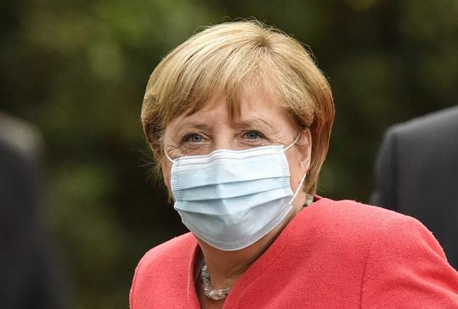 A chanceler alemã Angela Merkel é vista com uma máscara facial durante visita à Renânia do Norte-Vestfália, o estado mais populoso da Alemanha, em Duesseldorf, na terça-feira (18)  — Foto: Martin Meissner/AP
