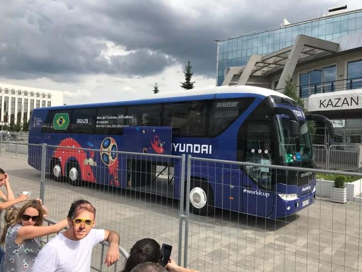 Ônibus da seleção brasileira aguarda os jogadores (Foto: Alexandre Lozetti)