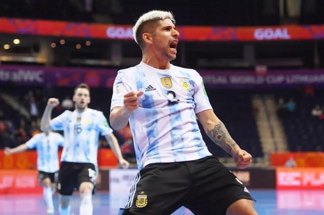 Claudino vibra com o gol de empate da Argentina  — Foto: Alex Caparros/Getty Images