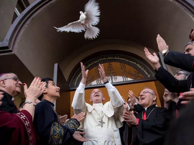 Papa Francisco solta uma pomba em igreja  em Tbilisi, Geórgia (Foto: REUTERS / Osservatore Romano)