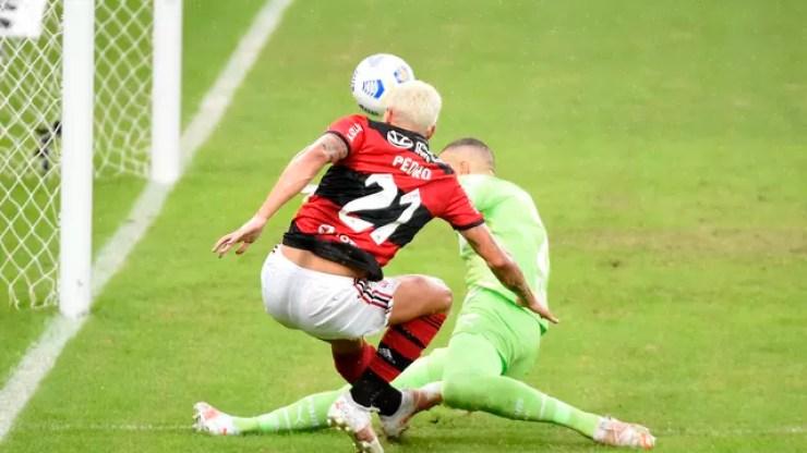 Chance de Pedro defendida por Weverton, Flamengo x Palmeiras