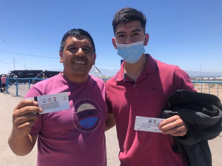 Gerardo e Agustín com o ingresso na mão: "Meu filho vai ver o Messi". Eles viajaram 1.300 km para comprar ingresoss para a partida - Raphael Zarko