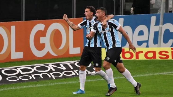 Diego Souza e Victor Bobsin comemoram gol do Grêmio