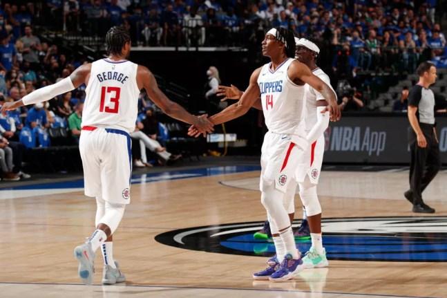 Jogadores do Los Angeles Clippers vibram após cesta — Foto: Jeff Haynes/NBAE
