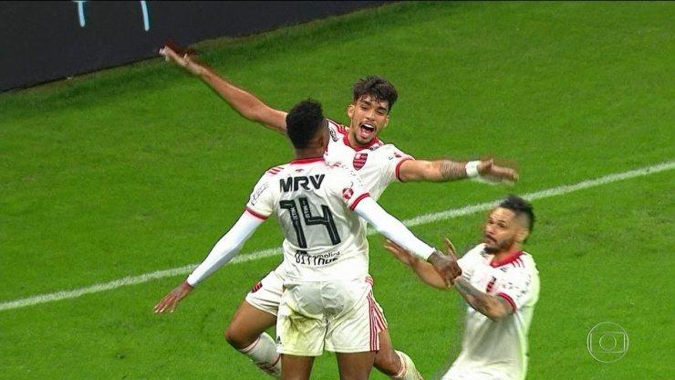 Flamengo vence o Corinthians em Itaquera e mantém vivo sonho do título brasileiro