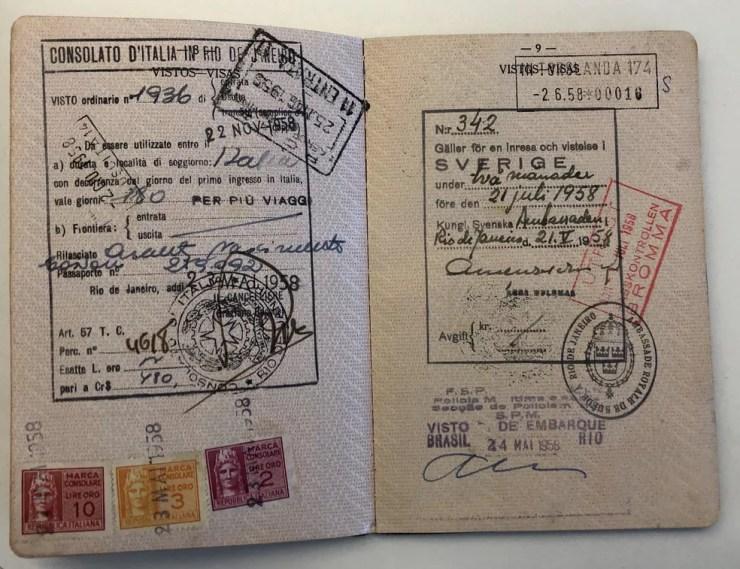 Passaporte do Pelé com o visto de entrada na Suécia, em 1958: campeão do mundo antes de completar 18 anos — Foto: Laura Fonseca