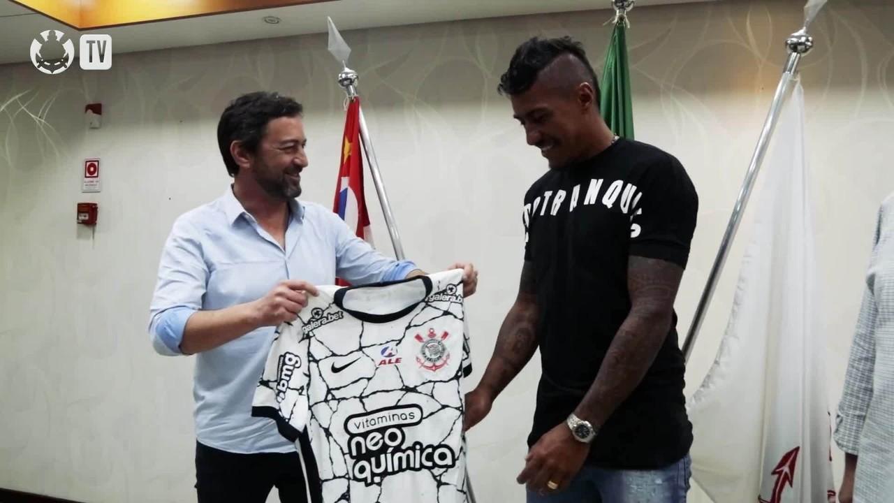 Confira o vídeo da chegada do volante Paulinho ao Corinthians