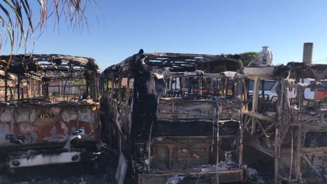 Ônibus queimados em Olímpia durante a madrugada desta quarta-feira (18) (Foto: André Modesto/TV TEM)