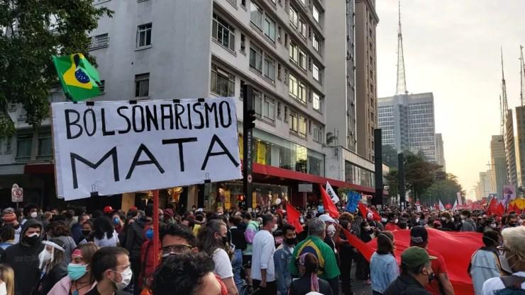 Protesto na Avenida Paulista tem faixas com recados ao presidente Jair Bolsonaro — Foto: Rodrigo Rodrigues/G1