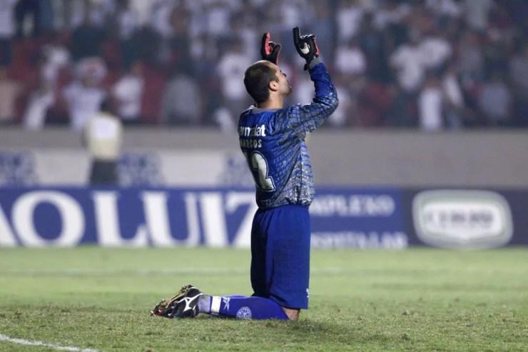Marcos, do Palmeiras, comemora vitória contra o Corinthians na Libertadores de 1999 — Foto: Marcos Mendes / Estadão Conteúdo