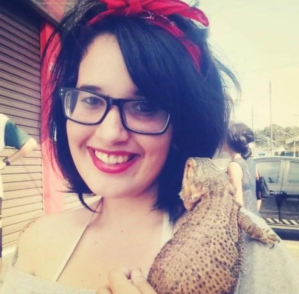 A cabeleireira Julia Souza com a Pug, um lagarto da espécie Pogona, conhecida também como lagarto barbudo: "Me apaixonei" (Foto: Arquivo pessoal)
