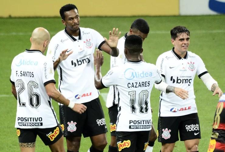 Jogadores do Corinthians comemoram gol de Jô contra o Sport — Foto: Marcos Ribolli
