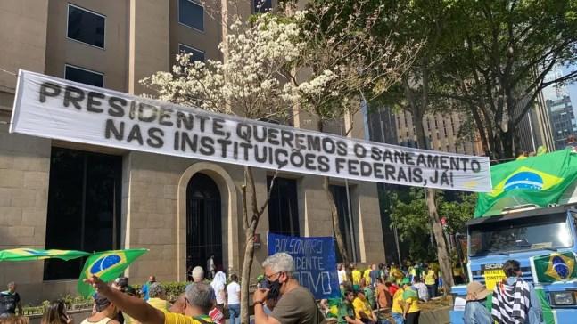 Faixa contra as instituições em ato de apoio a Bolsonaro — Foto: TV Globo