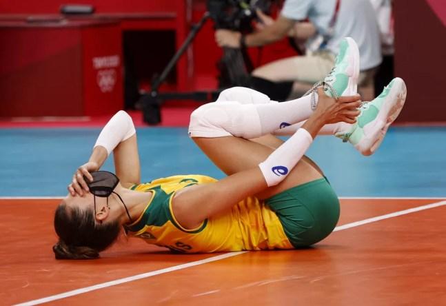 Macris sofre lesão durante o jogo — Foto: REUTERS/Valentyn Ogirenko