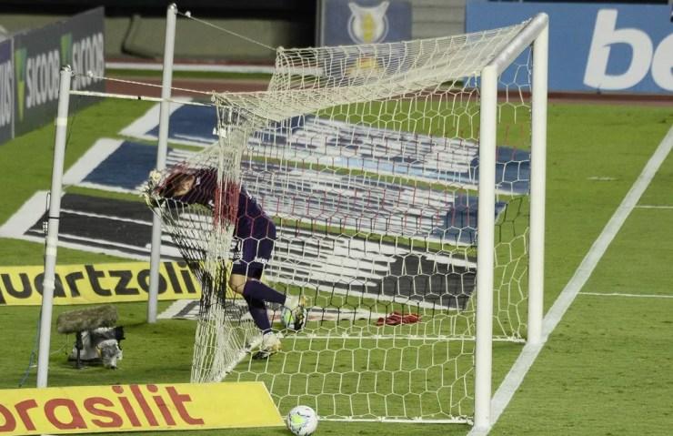 Tiago Volpi dentro do gol do São Paulo — Foto: Marcos Ribolli
