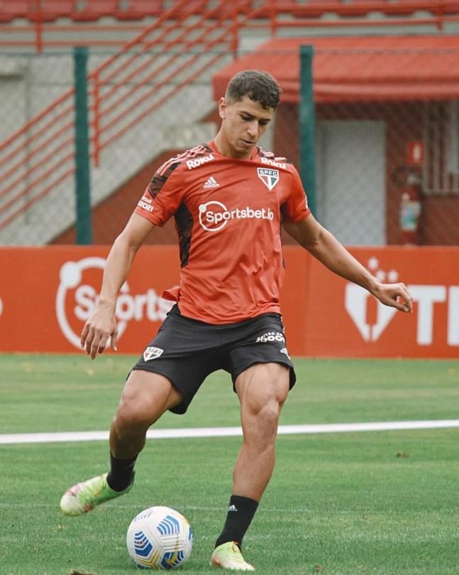 Vitor Bueno durante treino do São Paulo — Foto: Erico Leonan / saopaulofc