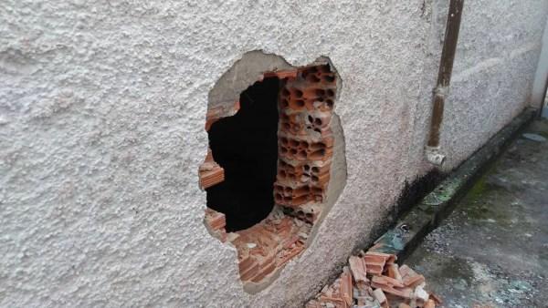 Bando abriu um buraco em uma parede para acessar o banco em Praia Grande, SP — Foto: G1 Santos