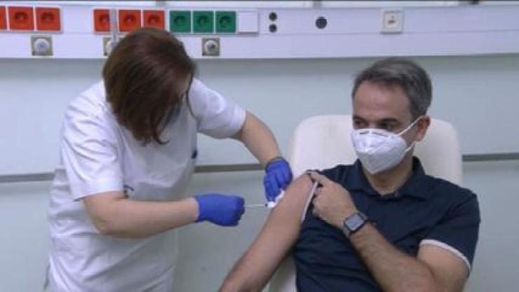 Primeiro-ministro grego, Kyriakos Mitsotakis, é vacinado contra a Covid-19