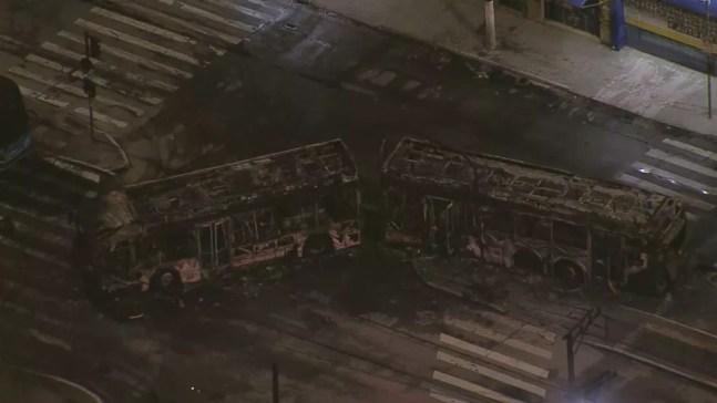 Ônibus são incendiados em protesto na avenida Cupecê, em SP — Foto: Reprodução/TV Globo