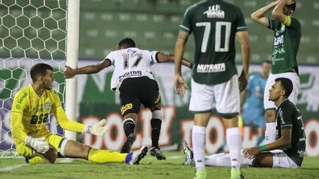Cauê mergulha para fazer gol da vitória do Corinthians