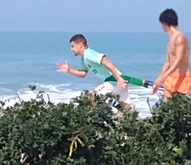 Na mira do Inter após romper com Fluminense, Miguel mantém forma na praia enquanto aguarda futuro — Foto: Reprodução