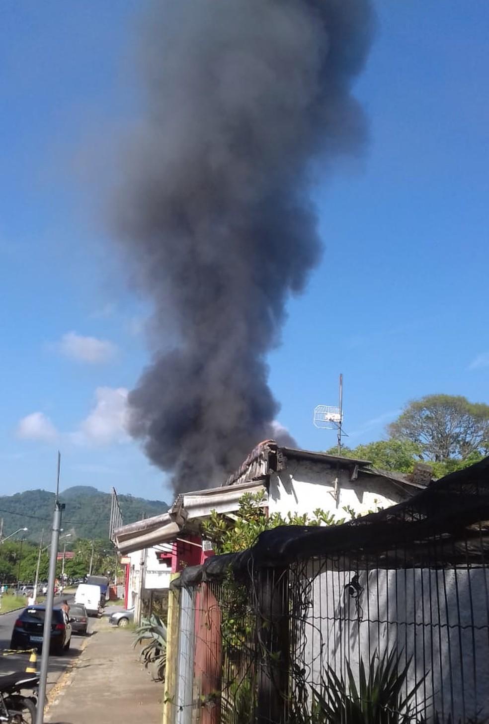 Caminhão de gás explode em Itariri, SP — Foto: G1 Santos